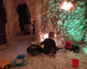 Hrajeme si v solné jeskyni