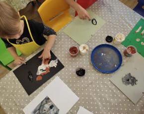 CA Ateliér - malujeme vlky prstovými barvami