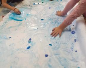 CA Ateliér - malujeme Antarktidu modrým ledem na hudbu