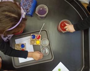 CA Pokusy a objevy - mícháme barvy